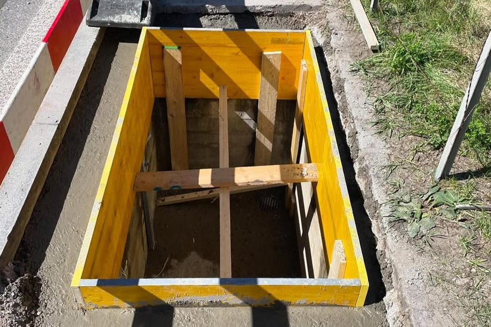 intervento di taglio asfalto e posa di camera su sede stradale