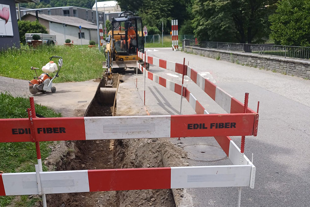 scavo con taglio asfalto su strada in canton ticino