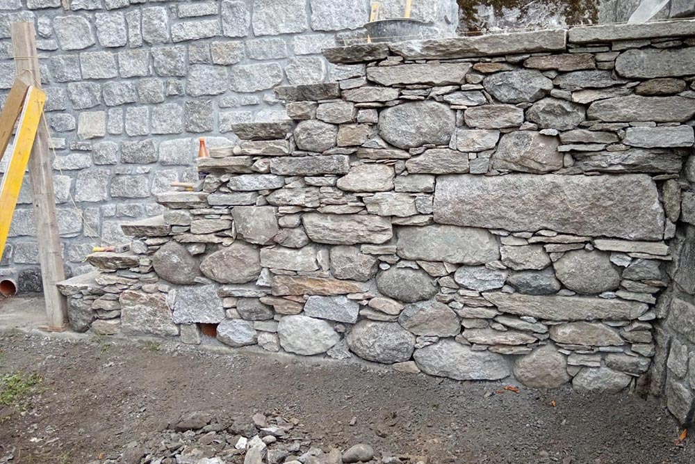 realizzazione di scale in sasso con muro in sasso