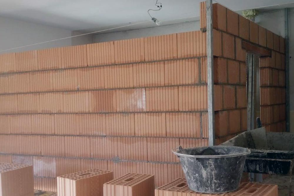 costruzione di muro in mattoni
