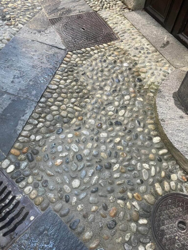 pavimentazione in ciottolato rifatta post scavo